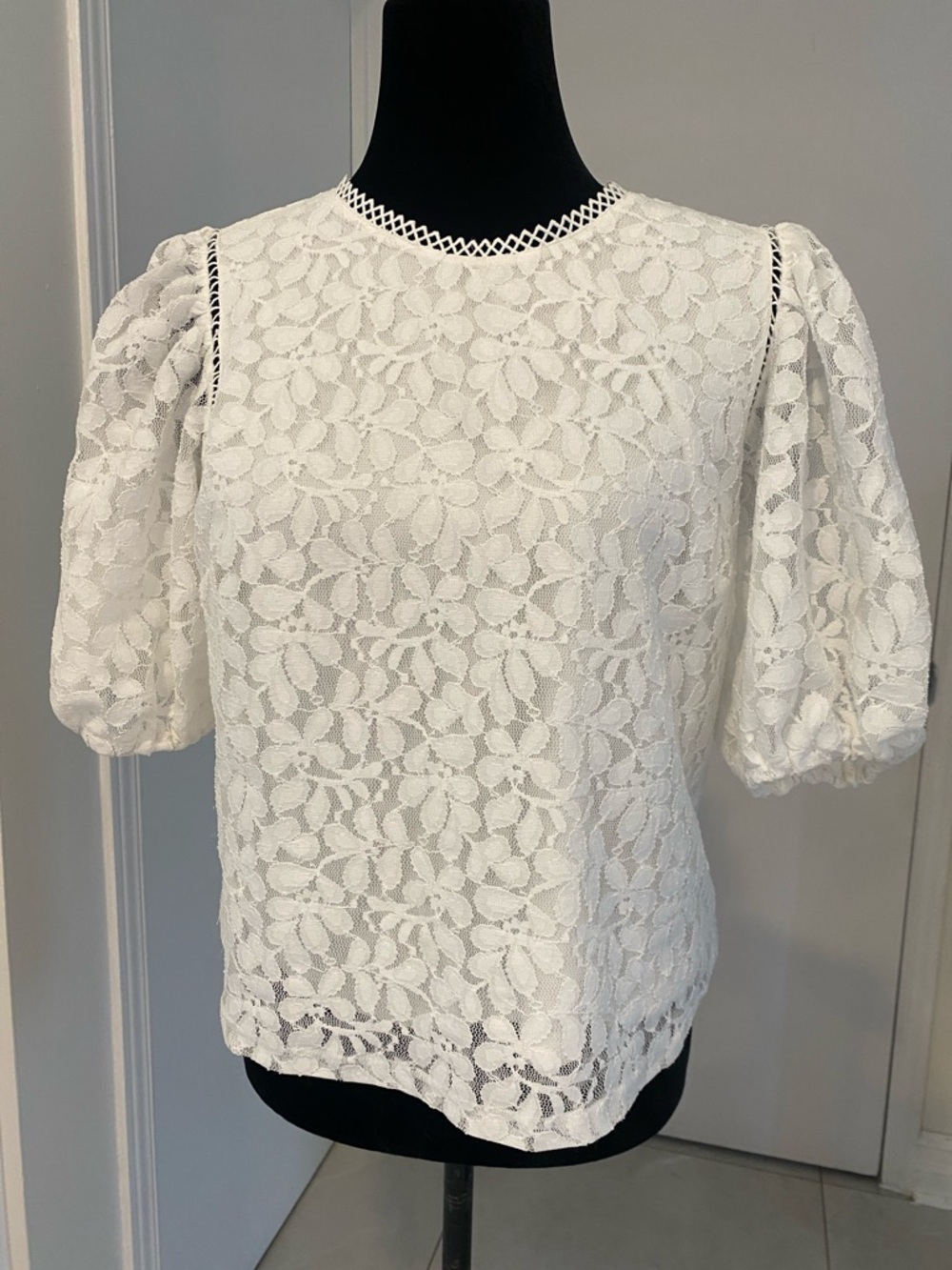 White Lace Puff-Sleeve Women’s Top Size Small